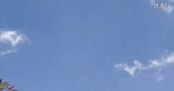 2015年12月27日蓝天下2个白色移动光点UFO