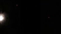 2015年12月26日飞近月亮的多个红色光球UFO的图片