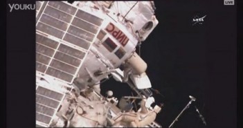国际空间站宇航员太空行走时拍到飞船
