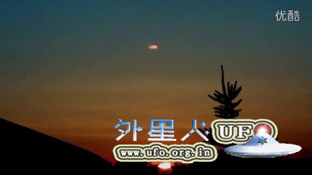 2016年1月初加拿大落日上方彩色发光UFO的图片