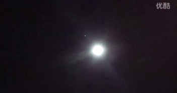 2016年2月23日月亮周围的发光UFO