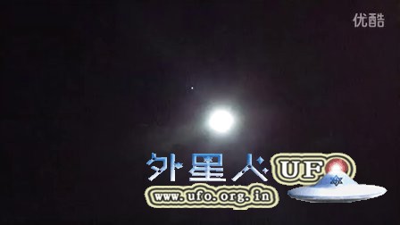 2016年2月23日月亮周围的发光UFO的图片