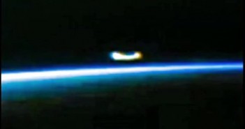 2016年4月5日国际空间站拍到电话听筒样UFO