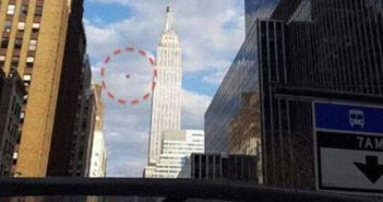 2016年4月2日游客拍到UFO光临美国帝国大厦