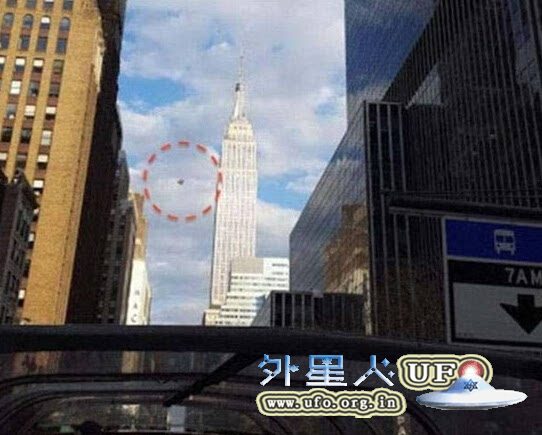 2016年4月2日游客拍到UFO光临美国帝国大厦的图片 第1张