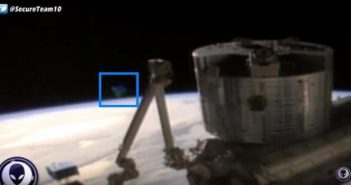 NASA直播外太空马蹄型UFO惊现摄像画面