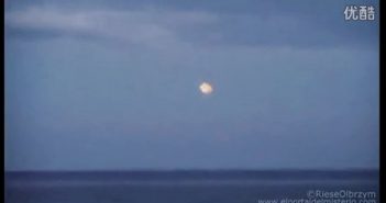 2014年11月15日波兰海上空UFO放出大量的小型USO慢慢进入海洋