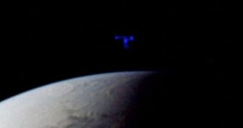 蓝色UFO的空间跳跃在NASA照片中2016年4月