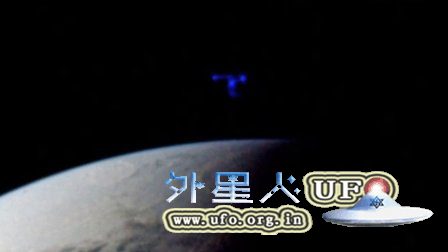 蓝色UFO的空间跳跃在NASA照片中2016年4月的图片