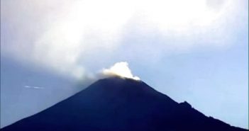 2016年4月巨大的雪茄形UFO飞过墨西哥火山