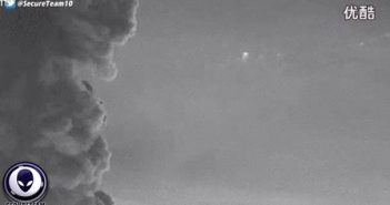 2016年4月8日印度尼西亚锡纳朋火山喷发时拍到三个悬停的UFO