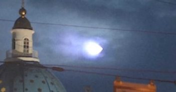 不明飞行物2016年群众目击UFO蓝色光在圣彼得堡