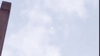 通体发红云中穿梭一点声音都没有，抬头发现绝对不是航拍，是UFO吗？