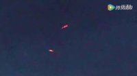 惊！网友在夜晚拍到两个UFO