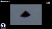 金字塔形的UFO试图靠近经过的民航飞机