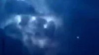 外星人出入门？巴西闪电中惊现〝诡异光点〞UFO观察的图片