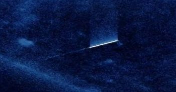 2016年8月月26日太阳周围巨大长形UFO
