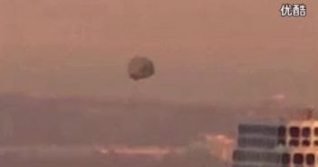2015年洛杉矶上空悬浮翻滚的陨石状UFO