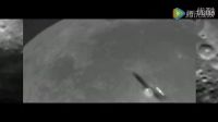 巨型UFO飞过月球，两侧灯光闪烁刺眼