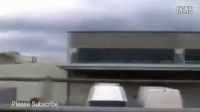 国外男子用汽车追逐巨大UFO飞碟捕捉降落瞬间  后来上传到网上迅速蹿红的图片