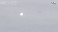 在城市上空的发光ufo旁边有隐形的飞碟飞过的图片