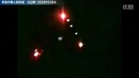 夜空中发红光的三角形ufo飞行物的图片