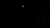 看到并成功拍下白色不明发光体UFO出现在夜空中的图片