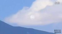 UFO飞碟从山谷中穿过 疑似带着防护光罩的图片