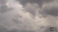俄罗斯沃罗涅日上空炫丽的UFO飞碟 发出橙绿色的光自旋的图片