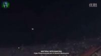 UFO飞碟迅速飞过足球场上空  直播摄像头录下整个过程的图片