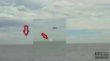 飞碟在海面上低空航行 2分57秒向海中丢下神秘UFO物体的图片