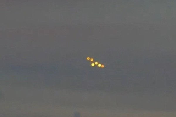 乌克兰惊现金色光点UFO列队，有1架“坠机”分离的图片
