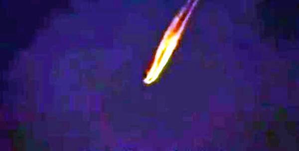 一个热烈燃烧的UFO以高速从高空坠落 第2张
