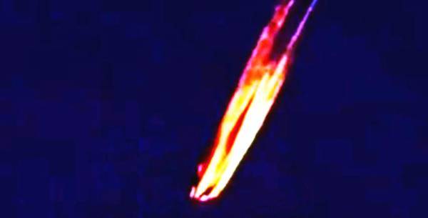 火焰中心的未知物体就像一艘UFO飞船 第3张