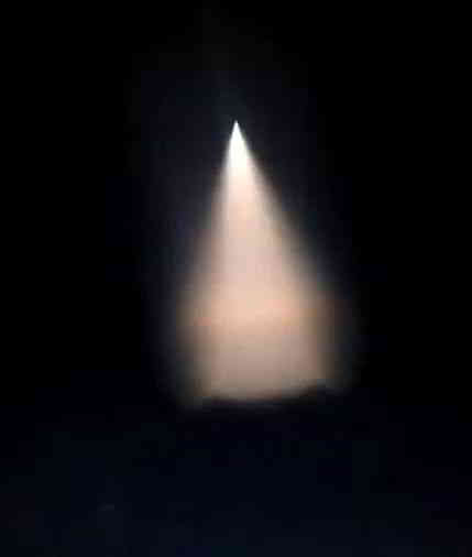 从网友拍摄的UFO图片中可以看到，发光体在缓慢移动，尾部有火焰状的光亮发出 第3张