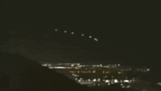 在美国亚利桑那州菲尼克斯（凤凰城）上空，有5个排列成V字型的白色发光点缓缓飞行 第2张